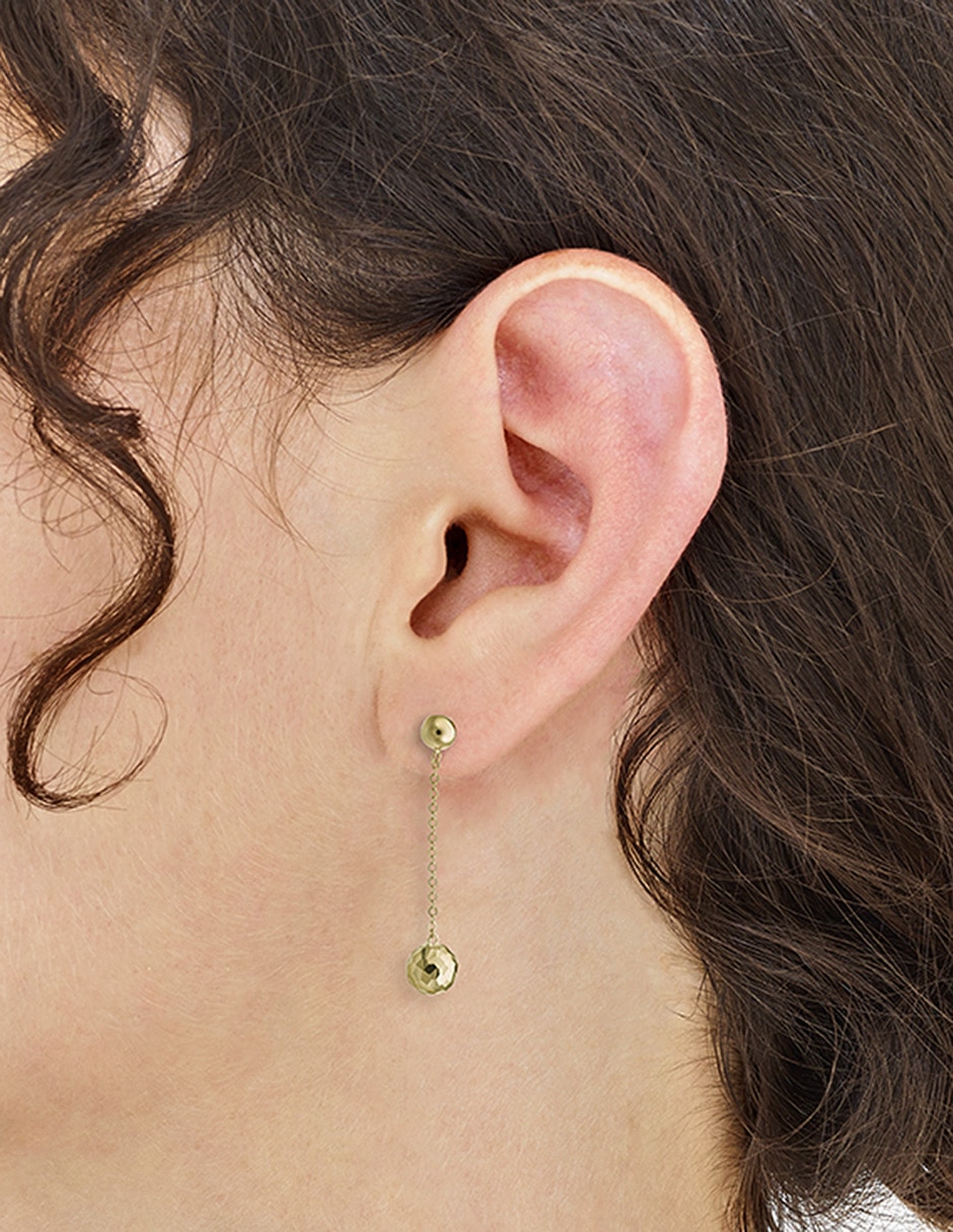 Aretes cortos de oro 14 k con acabado chapa de oro