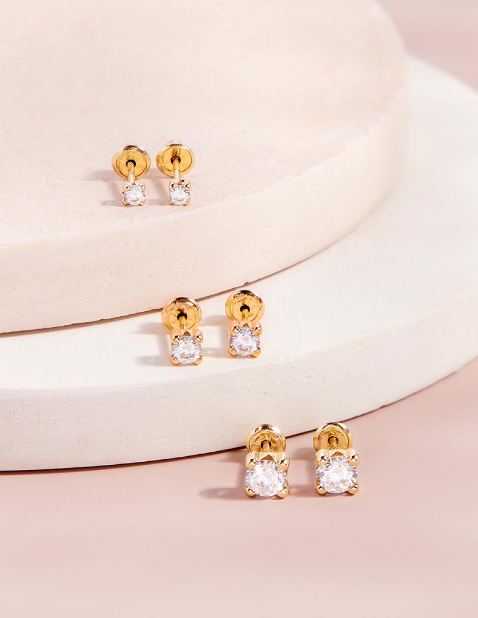 Broqueles redondos de oro amarillo 14 K con acabado pulido zirconia cúbica Broqueles redondos de oro amarillo 14 K con acabado pulido zirconia cúbica