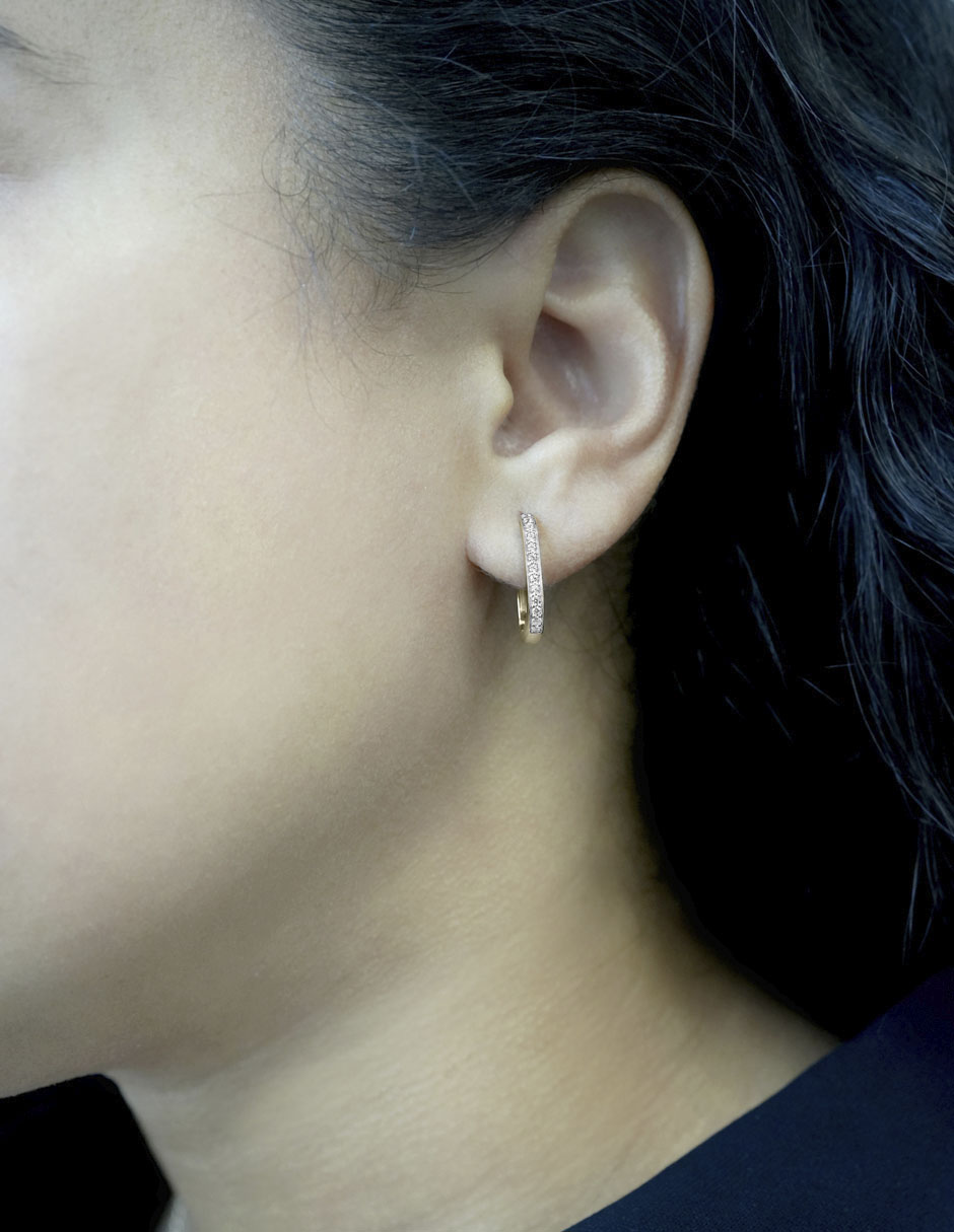 Aretes cuadrados de oro 14 K con acabado pavé diamante Aretes cuadrados de oro 14 K con acabado pavé diamante