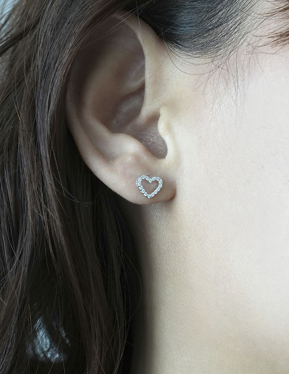 Broqueles de corazón de oro blanco 14 K con acabado pavé diamante