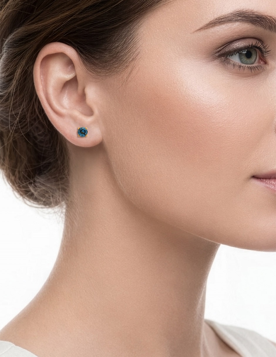 Aretes cortos de oro 14 K con acabado brillante Topacio Azul Londondres Aretes cortos de oro 14 K con acabado brillante Topacio Azul Londondres