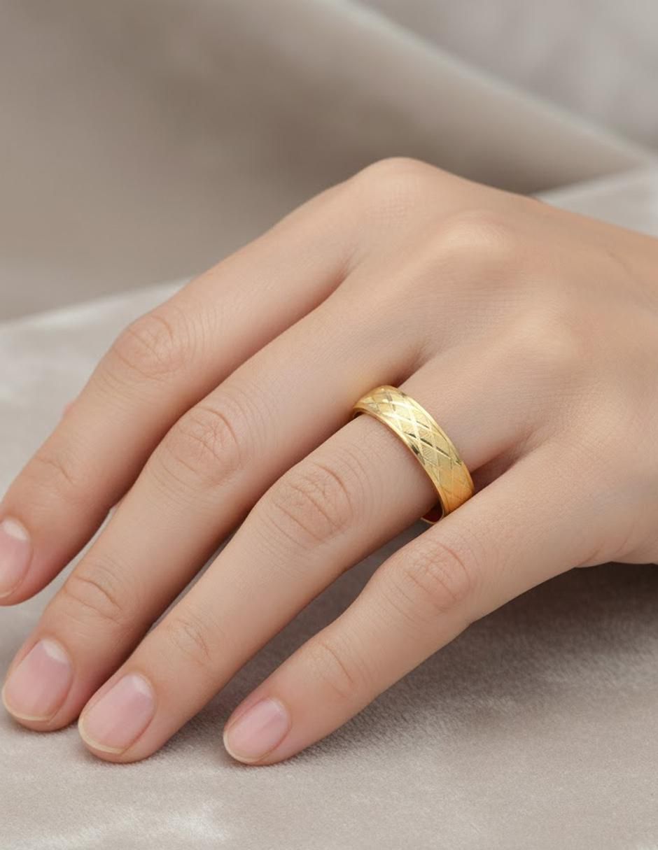 Anillo circular de oro pulido