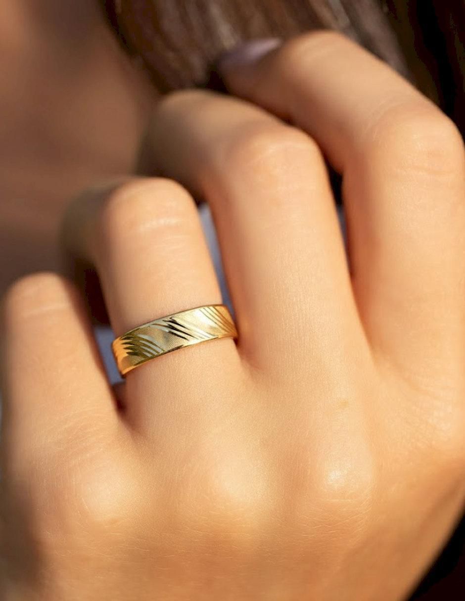 Anillo circular 10 k de oro brillante