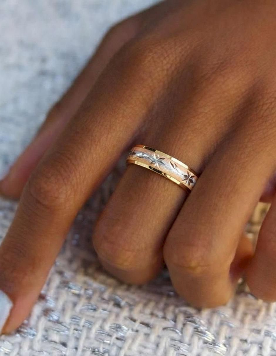 Anillo circular 10 k de oro zirconia pulido