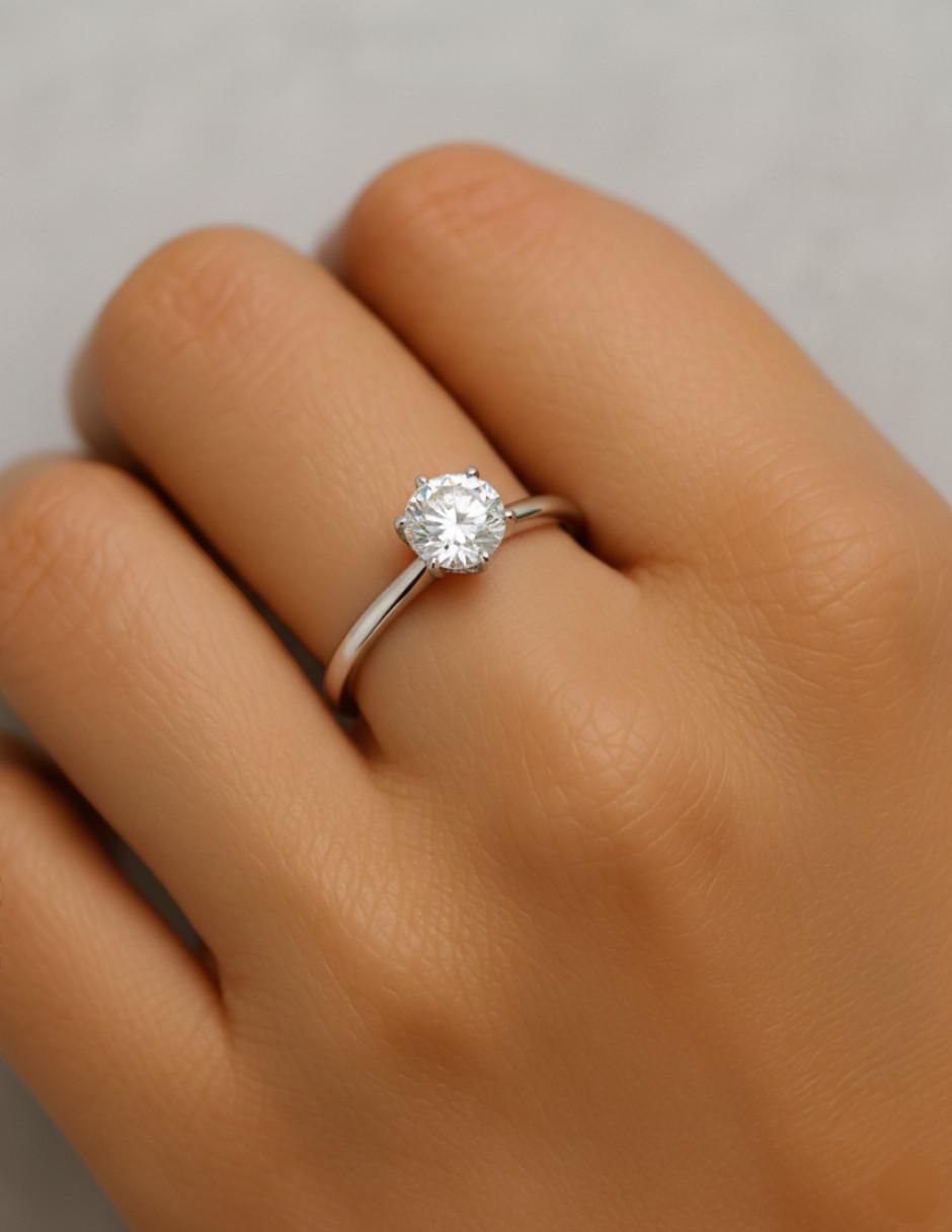Anillo circular 10 k de oro blanco zirconia pulido