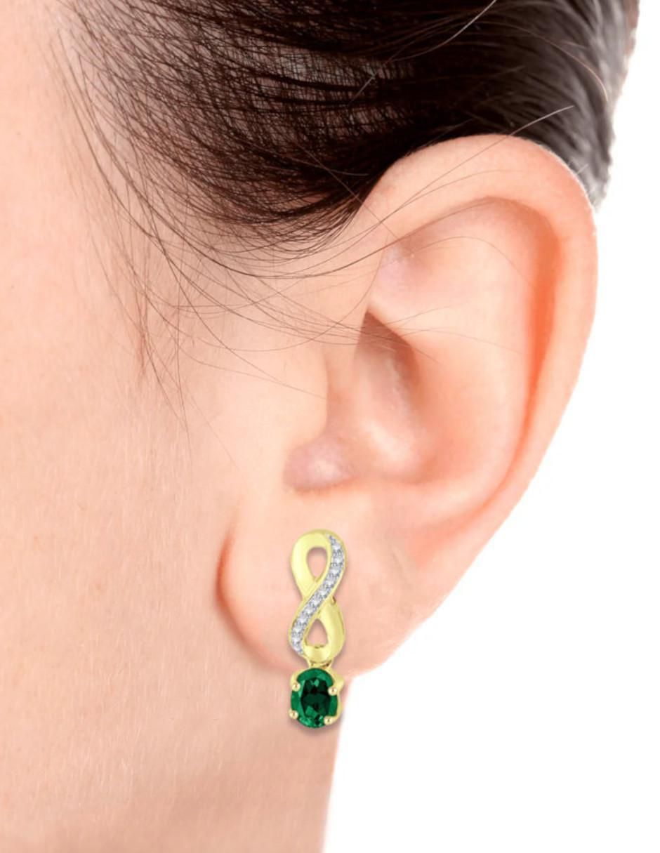 Aretes cortos de infinito fascinare lisa de oro 14 k con acabado brillante esmeralda y diamante