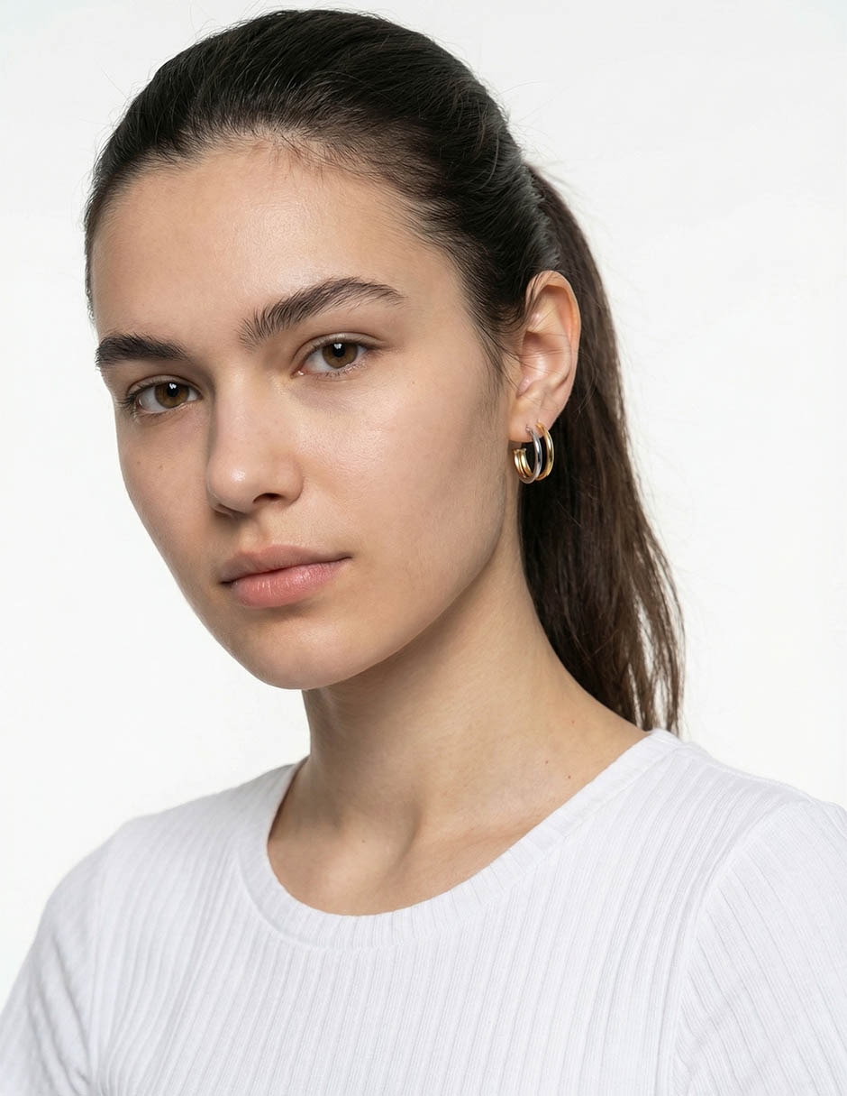 Aretes cortos de media luna de oro 14 K con acabado brillante Aretes cortos de media luna de oro 14 K con acabado brillante