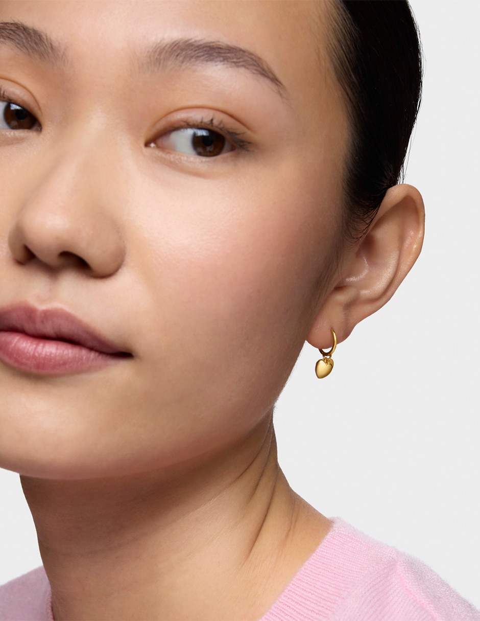 Aretes huggies de corazón Flechazo de oro amarillo 14 k con acabado brillante Aretes huggies de corazón Flechazo de oro amarillo 14 k con acabado brillante