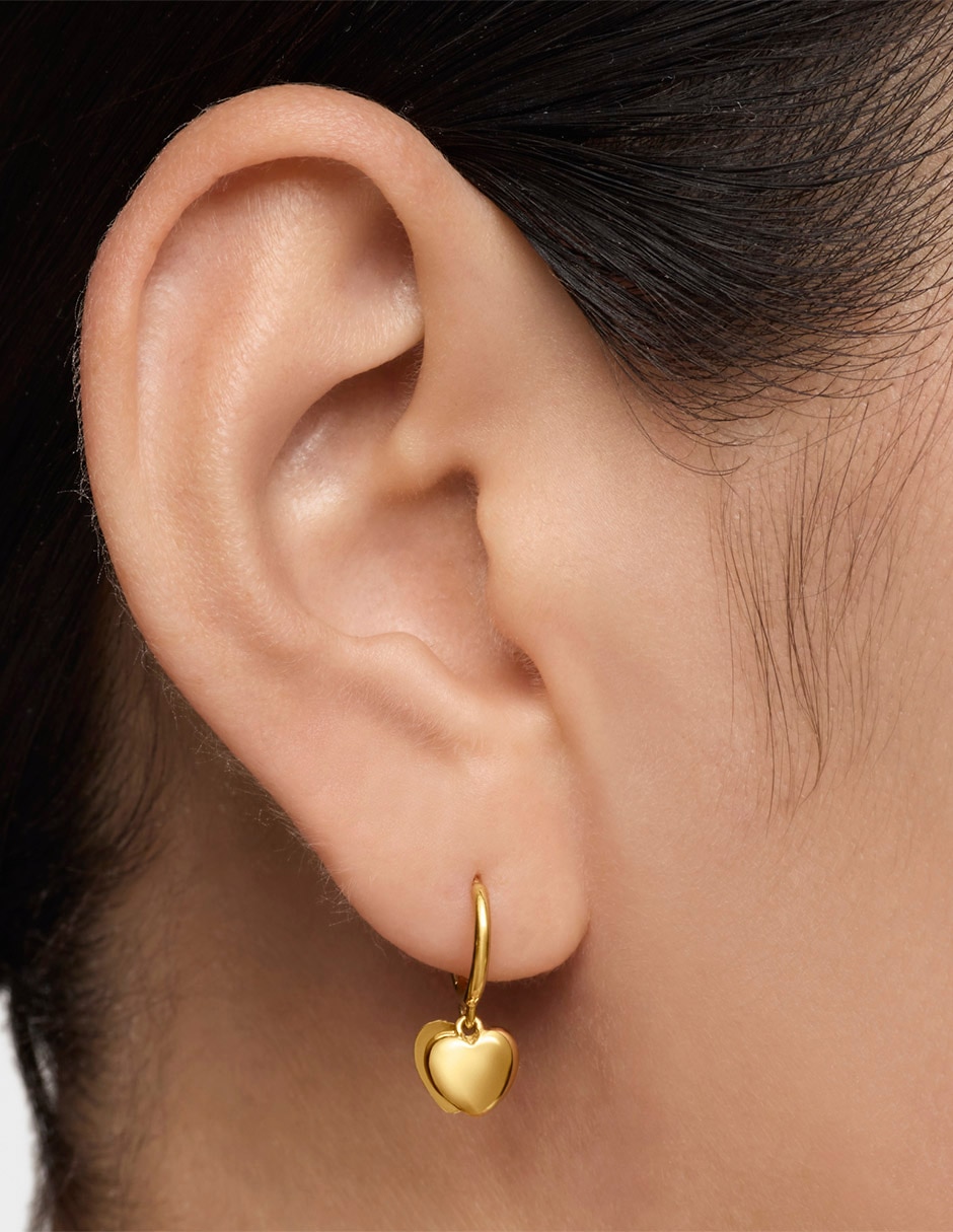 Aretes huggies de corazón Tous Flechazo de oro amarillo 14 k con acabado brillante