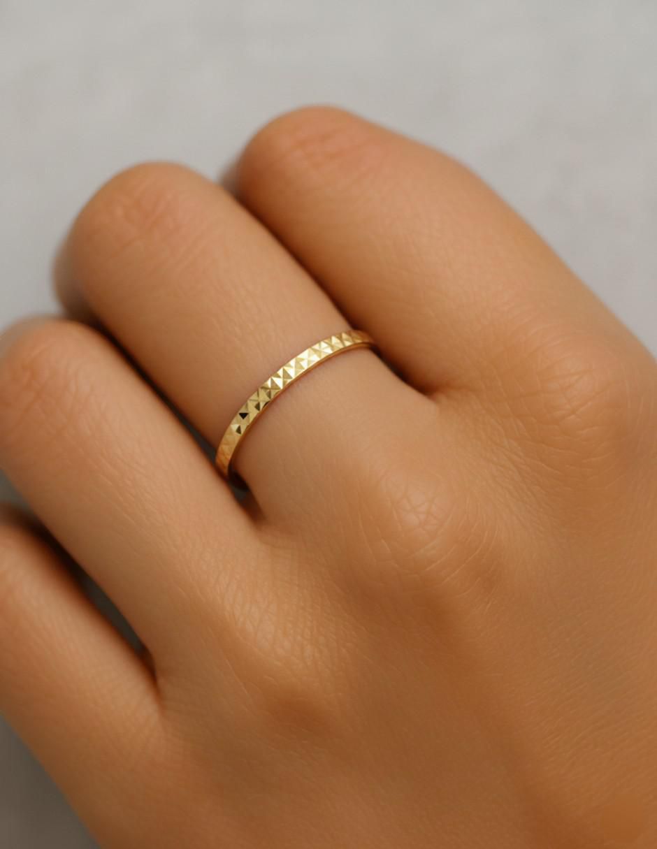 Anillo circular 10 k de oro amarillo brillante