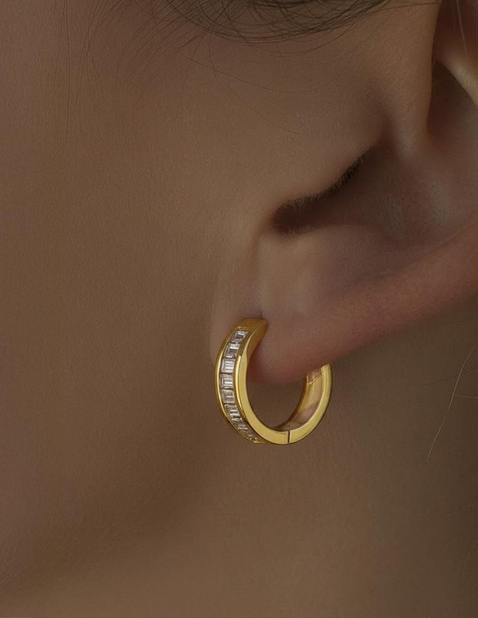 Arracada Joyería M de León de Oro 10 K con acabado brillante zirconia 2