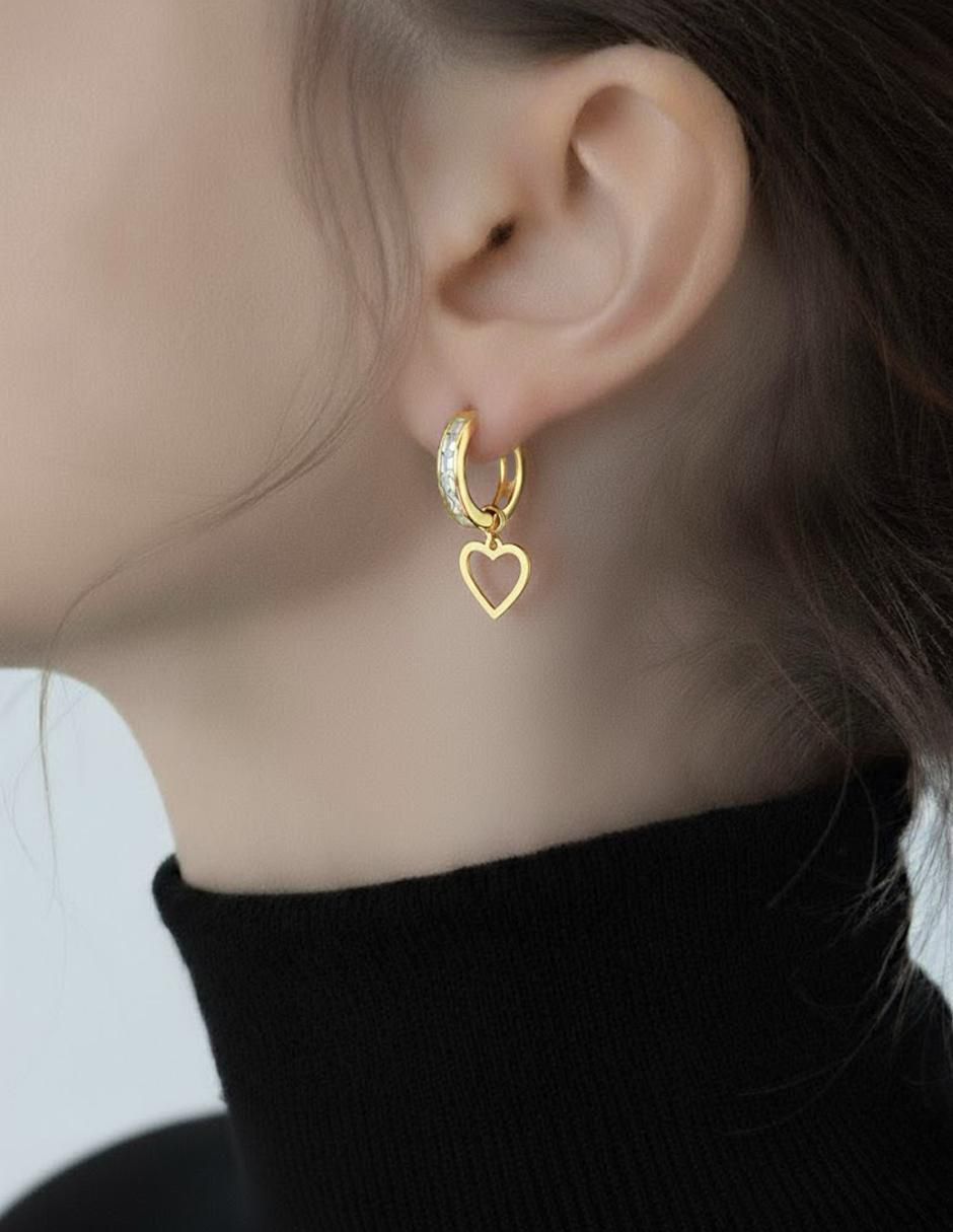 Arete de corazón de oro 10 K con acabado brillante zirconia 3