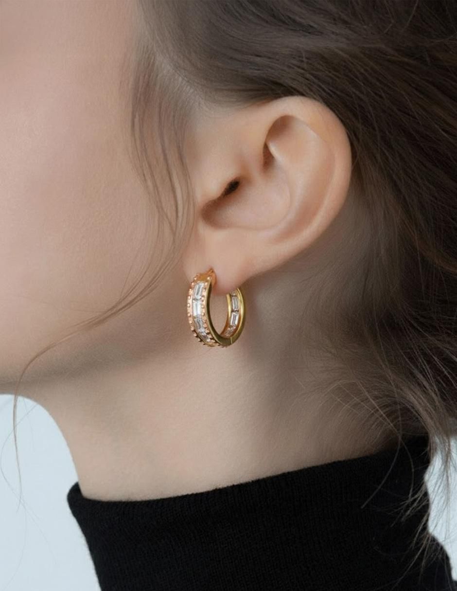 Arete Joyería M de Leon de oro 10 K con acabado brillante zirconia 2