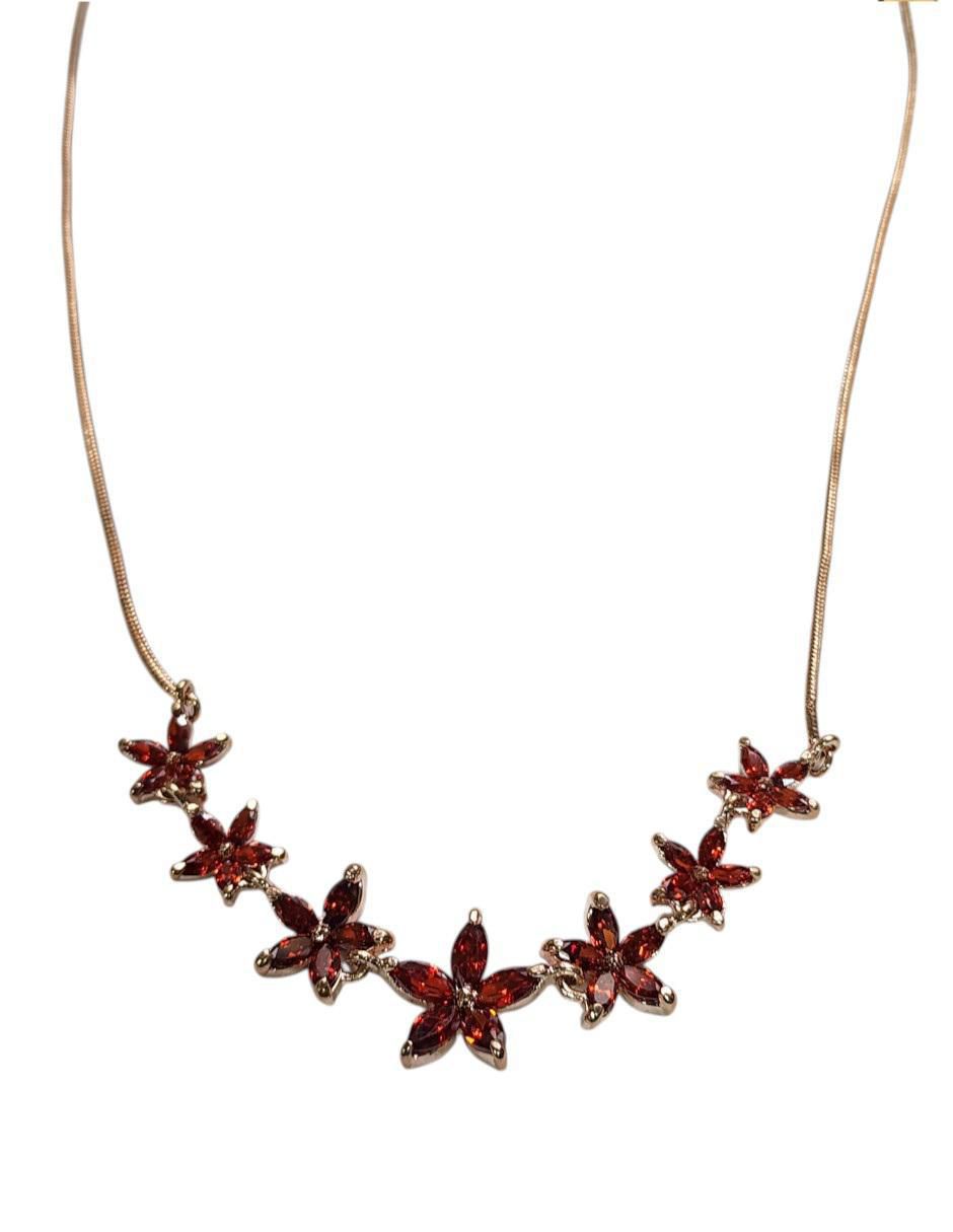 Gargantilla de flor Limerence by Claudia Herrera de oro laminado 14 k
