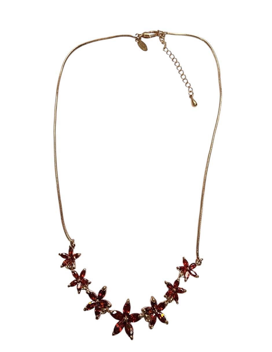 Gargantilla de flor Limerence by Claudia Herrera de oro laminado 14 k