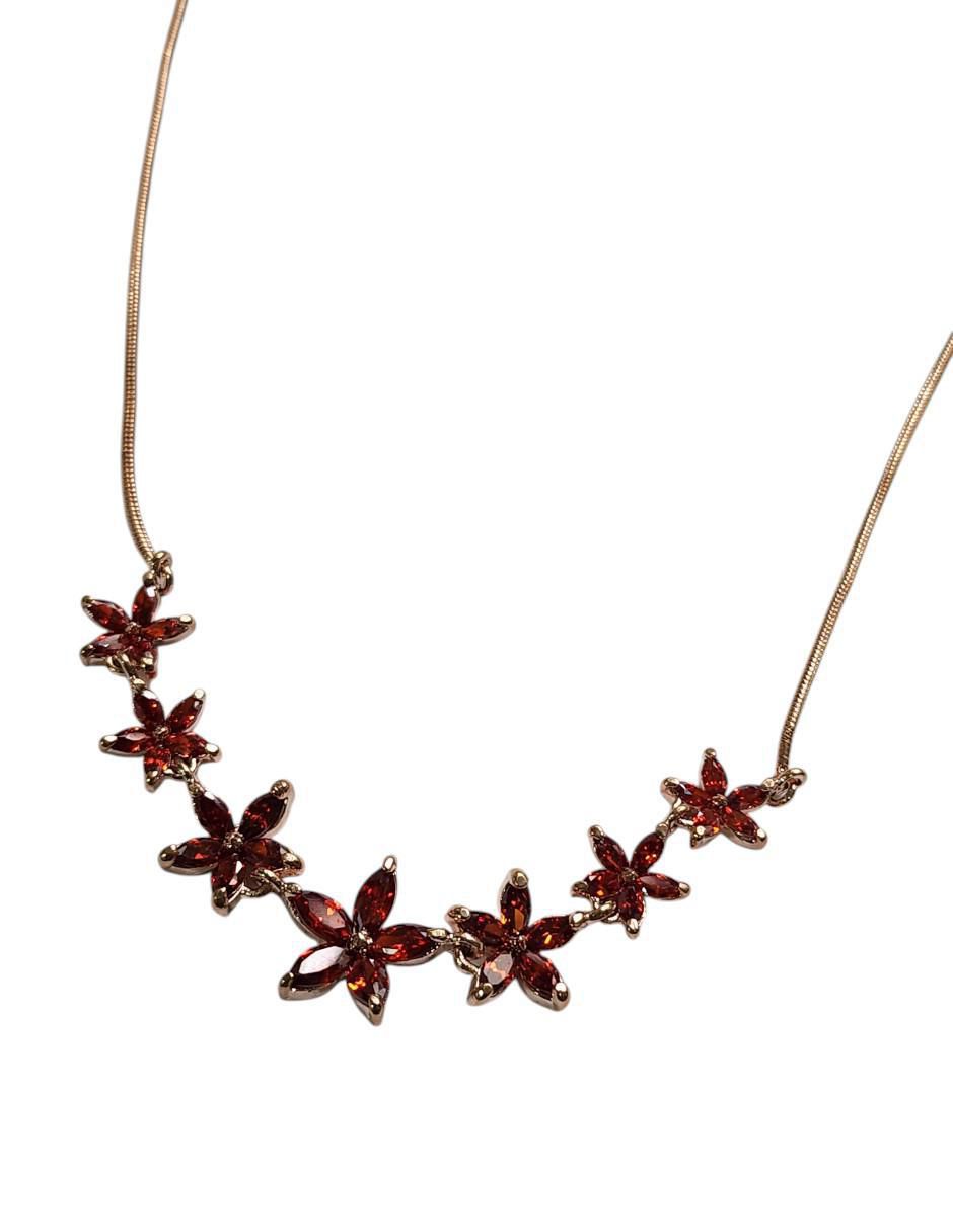 Gargantilla de flor Limerence by Claudia Herrera de oro laminado 14 k