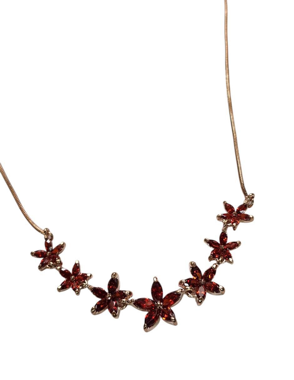 Gargantilla de flor Limerence by Claudia Herrera de oro laminado 14 k