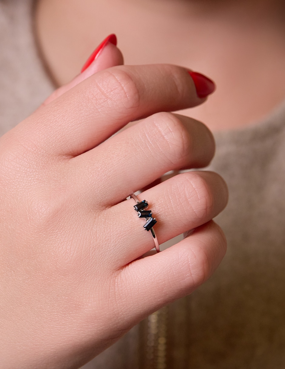 Anillo con gema de baguette 14 k de oro blanco zafiro pulido
