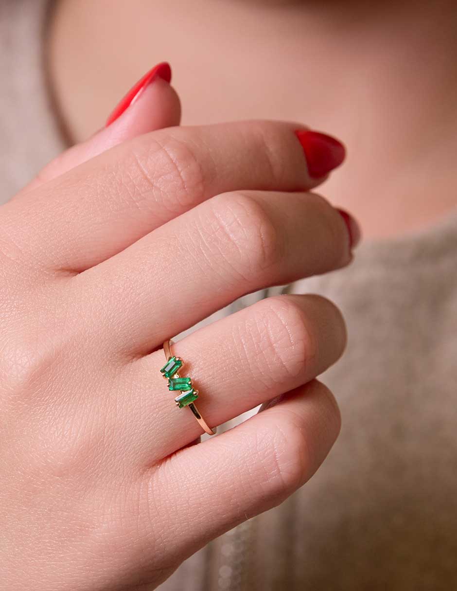 Anillo con gema de baguette Ingrata Fortuna 14 k de oro amarillo esmeralda pulido