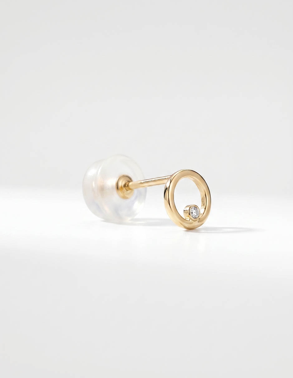 Aretes cortos de oro amarillo 14 K con acabado brillante