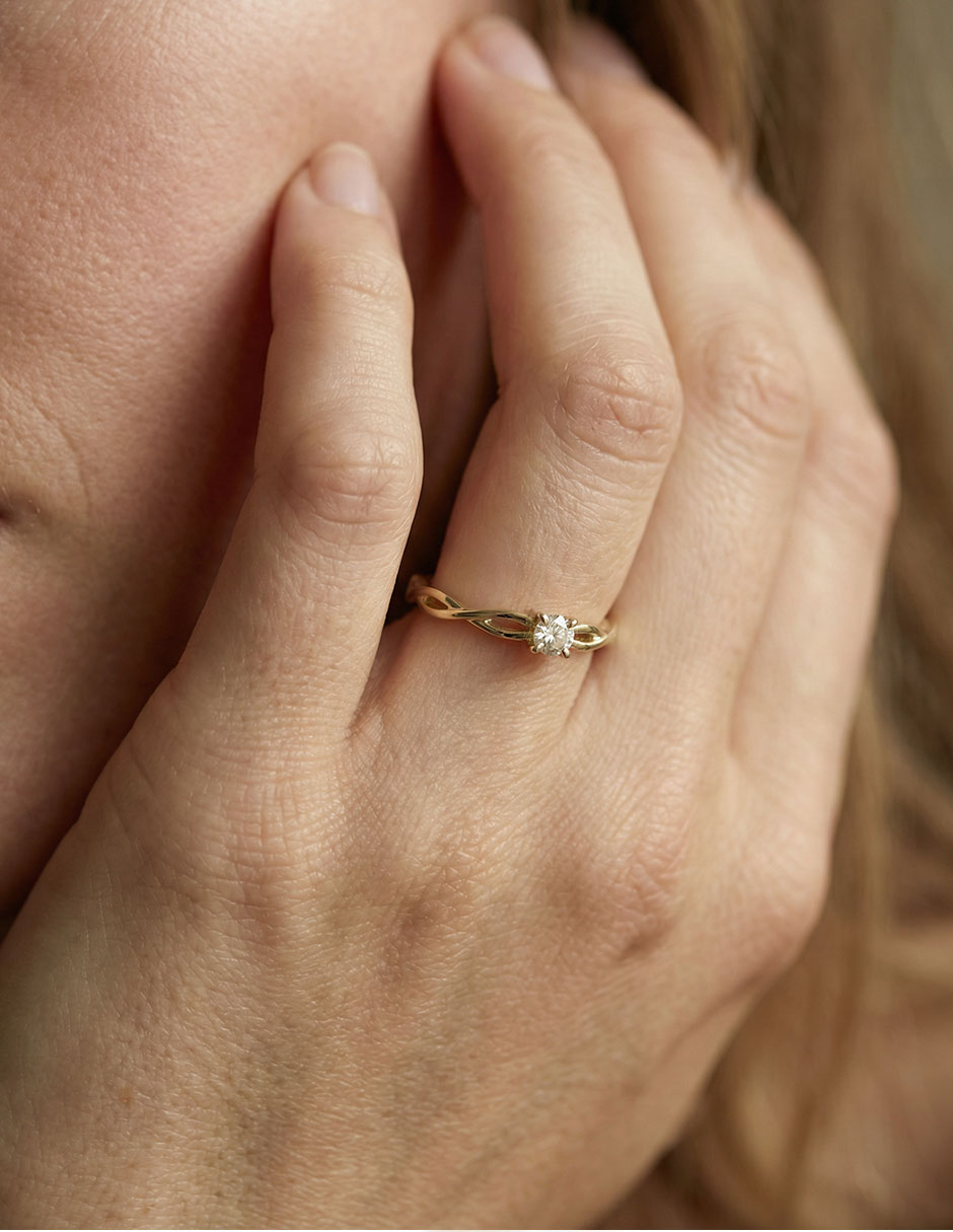 Anillo valessa de oro amarillo 14 k diamante brillante