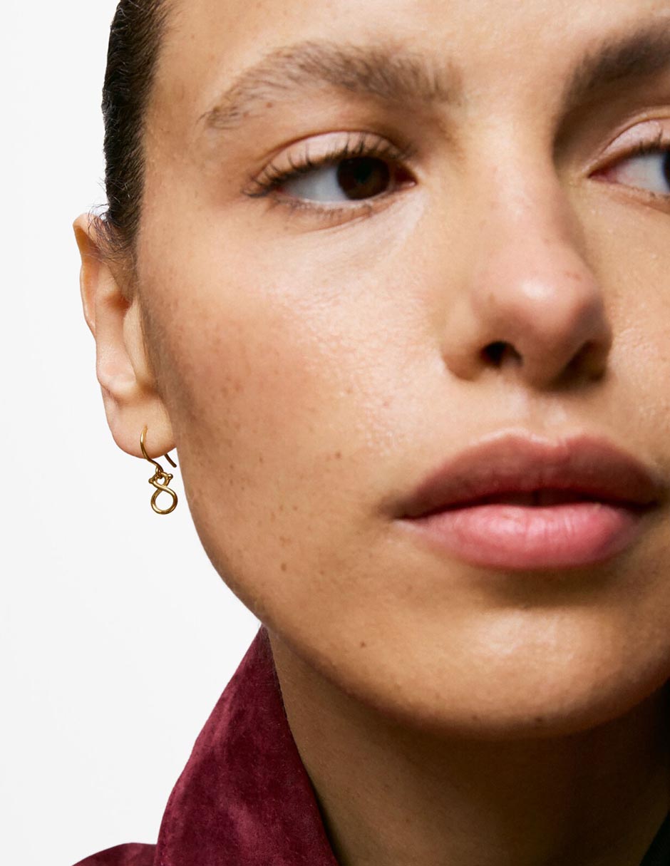Aretes largos de oso Tous Infinity de oro amarillo 9 K con acabado brillante 5