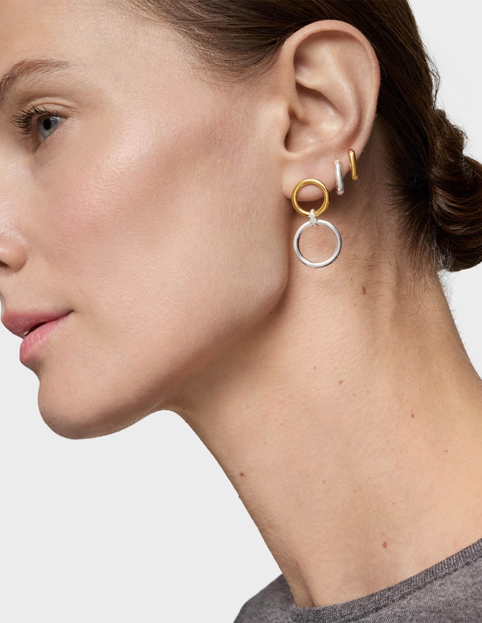 Aretes largos circulares Straiht de Plata P 925 con acabado baño de oro Aretes largos circulares Straiht de Plata P 925 con acabado baño de oro