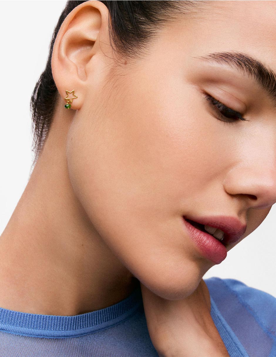 Aretes cortos Estrella Silueta de Oro amarillo 9 K con acabado brillante Cromodiópsido 5