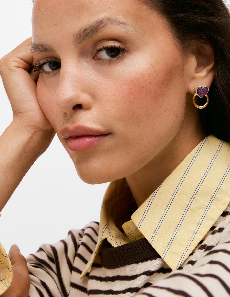 Arete individual de corazón gem power con acabado baño de oro amatista
