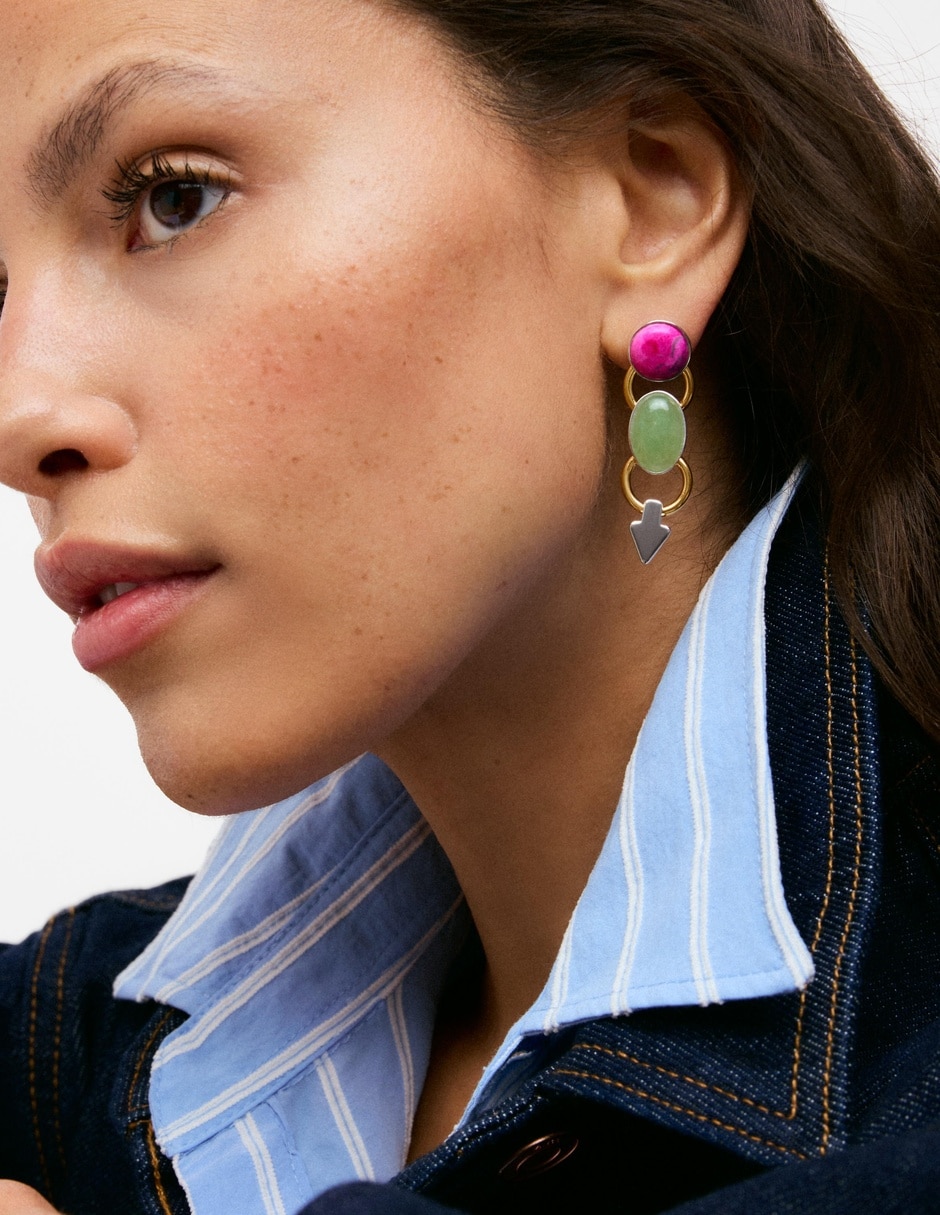 Arete individual de flecha gem power con acabado baño de oro
