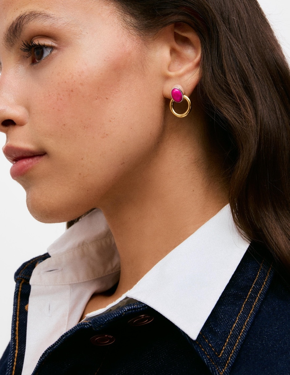 Arete individual ovalada gem power con acabado baño de oro 3