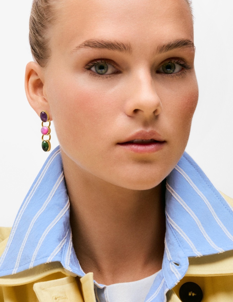Arete individual ovalada gem power con acabado baño de oro amatista