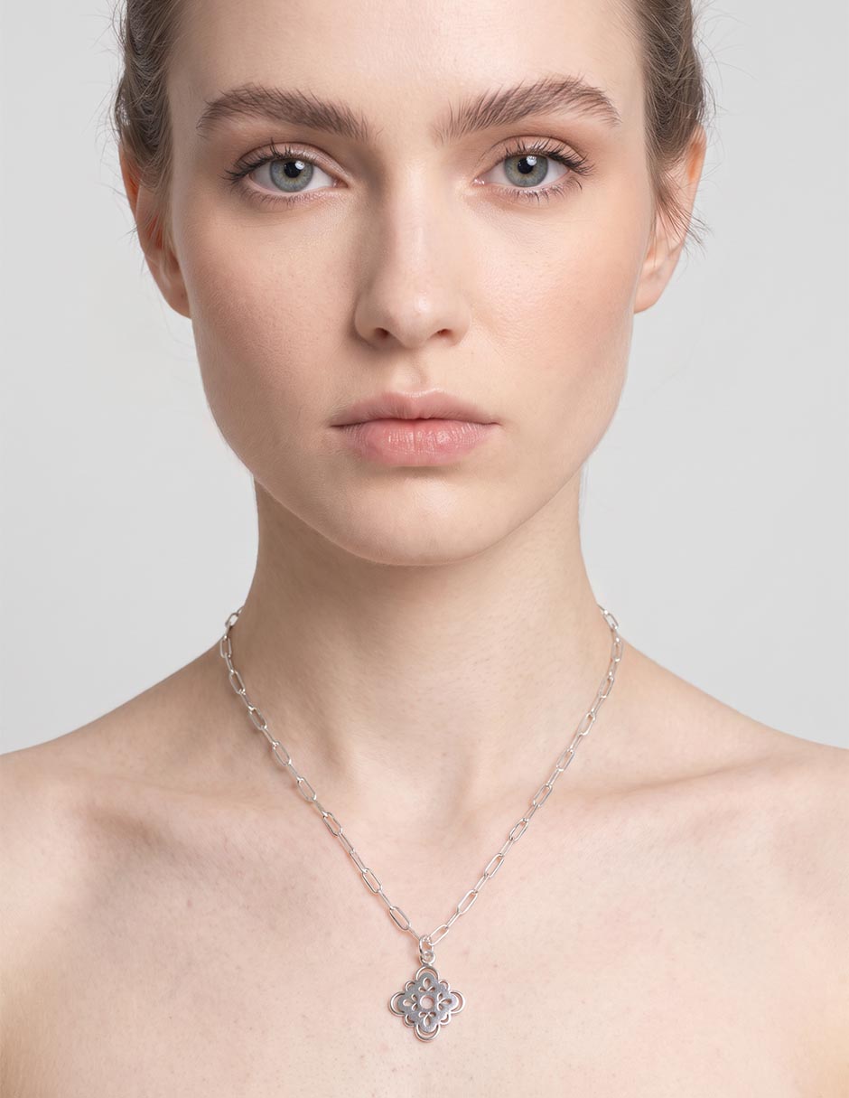 Collar con dije de flor de plata P 925 2