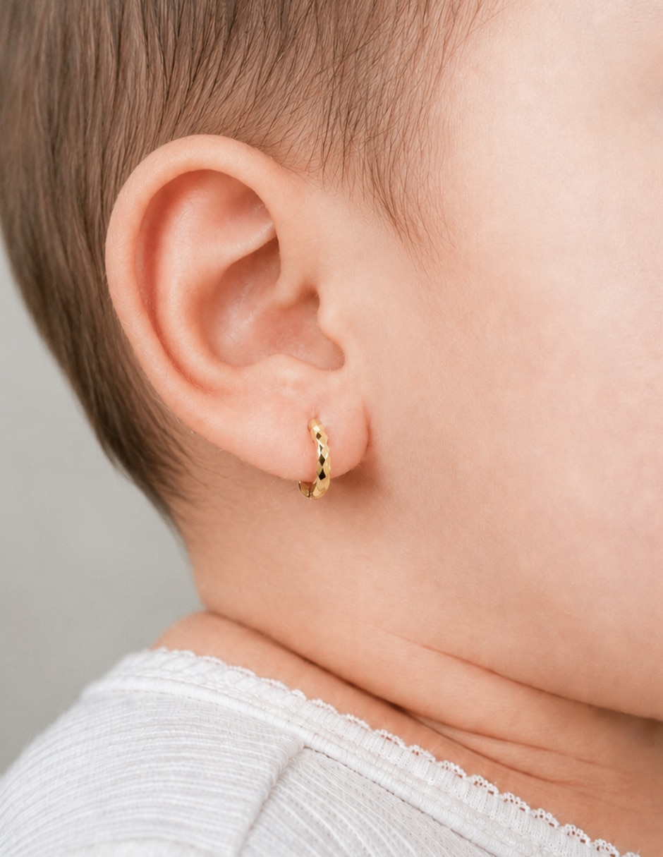 Aretes huggies de oro amarillo 14 K con acabado diamantado 2