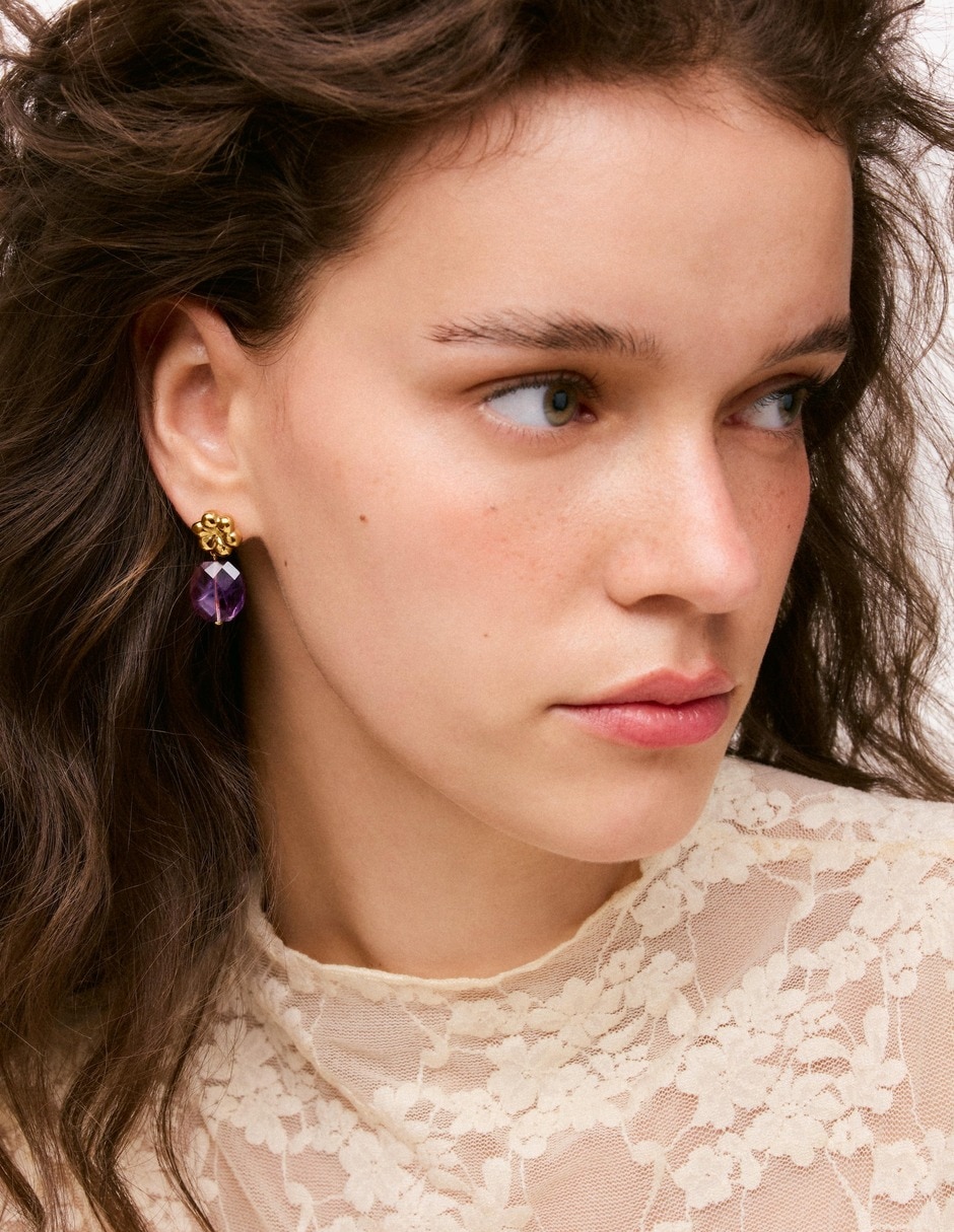 Aretes cortos bold motif de plata 18 k con acabado baño de oro amatista 3