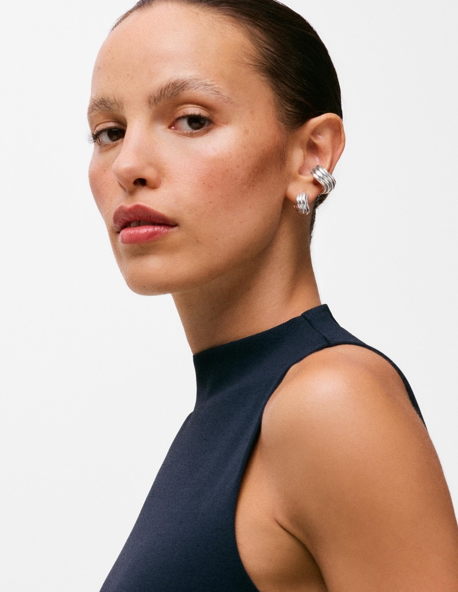 Ear cuff lia de metal con acabado plateado 2