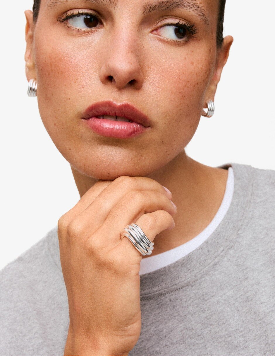 Anillo lia de metal plateado