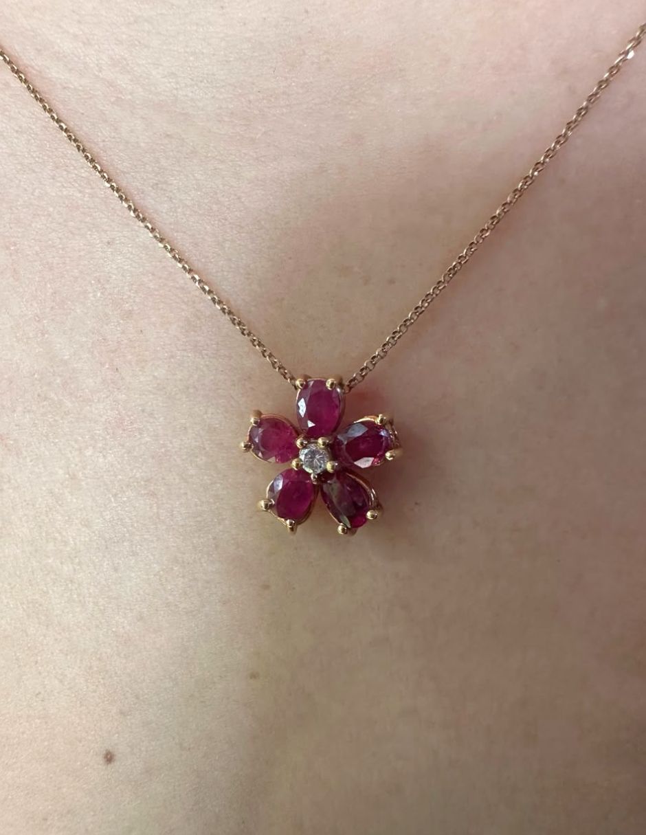 Collar con dije de flor de oro rosa 14 k