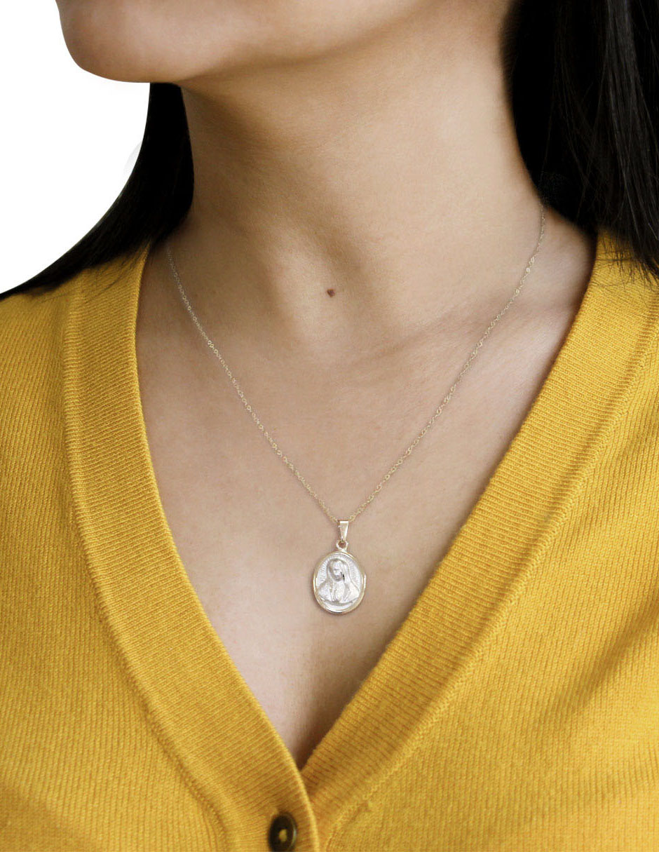 Colgante y dije ovalada D Cadena de oro 14 K