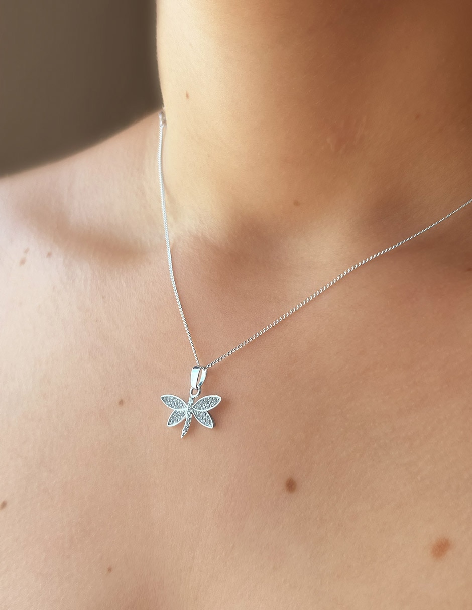 Collar con dije de libélula clepsidra de plata p 925